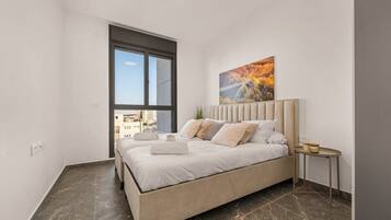 2 bedrooms, iron/ironing board, WiFi