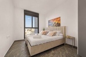 2 habitaciones, tabla de planchar con plancha, cuna de viaje y wifi 