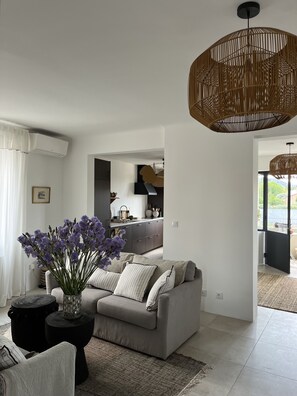 TV - Charming village house 5 minutes' walk from town center (quiet) (Saint-Rémy-de-Provence)