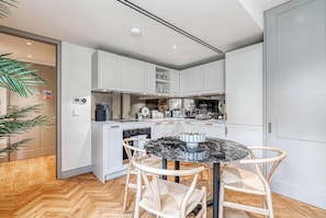 Kühlschrank, Ofen, Herdplatte, Geschirrspüler