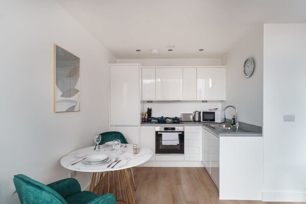 Fridge, microwave, oven, stovetop - Stay Zeni Studio in Alexandra Rise, Manchester (Manchester)