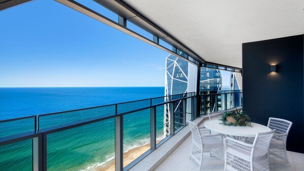 Outdoor dining - Jewel Stunning Ocean Views 2 Bed Apartment - CoastHM (Surfers Paradise)