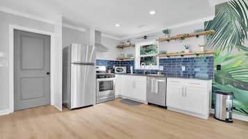 Frigorífico, microondas, horno y placa de cocina