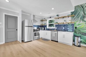 Fridge, microwave, oven, stovetop - Welcome to the Urban Jungle (Rex)