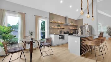 Een koelkast, een magnetron, een oven, een kookplaat