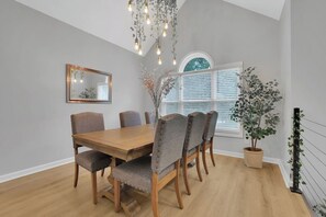 Dining - Welcome to the Urban Jungle (Rex)