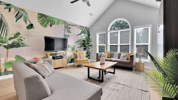 Een smart-tv en een open haard