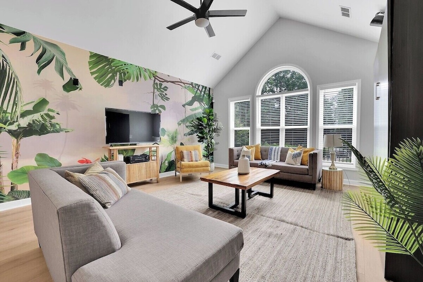 Beautifully Decorated And Spacious Home With A Pool. - Lake Spivey, GA