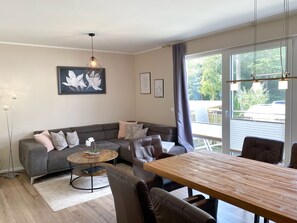 Télévision, lecteur de DVD, chaîne hi-fi