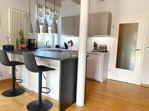 Een koelkast, een magnetron, een oven, een kookplaat