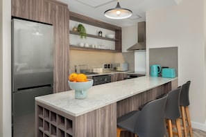 Design-Apartment | Wohnbereich | 40-Zoll-Flachbildfernseher mit Kabelempfang, Netflix, Streaming-Dienste