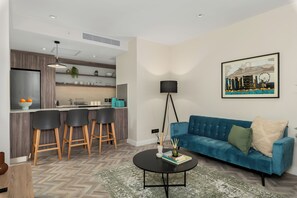 Design-Apartment | Wohnbereich | 40-Zoll-Flachbildfernseher mit Kabelempfang, Netflix, Streaming-Dienste