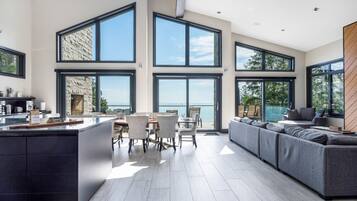 Smart TV, fireplace, stereo