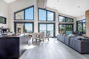 Smart TV, chimenea y estéreo 