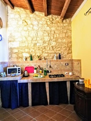 Kjøleskap, mikrobølgeovn, kokeplater og kaffetrakter/tekoker