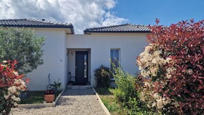 A building with a tiled roof, a central door, and a gravel pathway leading to the entrance. - Villa Moderne Avec Jardin à 300 m du Bord de mer (Santa-Lucia-di-Moriani)