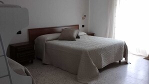 基础四人房 | 意大利 Frette 床单、高档床上用品、羽绒被、熨斗/熨板