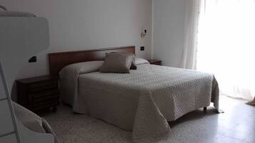 1 غرفة نوم وملاءات إيطالية من طراز فريتي وأغطية فراش متميزة