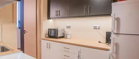 Fridge, oven, coffee/tea maker, toaster