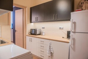 Fridge, oven, coffee/tea maker, toaster - Stylish 3 bedroom appartment Piraeus Center next to port and metro (Pireas)