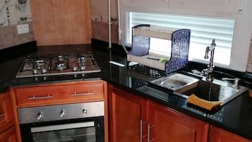 冷蔵庫、電子レンジ、オーブン、コンロ