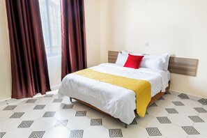 Escritorio, sistema de insonorización, wifi gratis y ropa de cama 