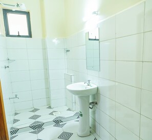 Habitación doble ejecutiva | Baño | Regadera, regadera tipo lluvia, amenidades de baño gratuitas, pantuflas 