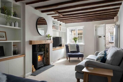 The Cottage, grade 2 listed with parking