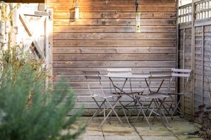 Outdoor dining - The Cottage, grade 2 listed with parking (Cirencester)