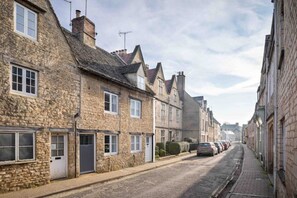 Exterior - The Cottage, grade 2 listed with parking (Cirencester)
