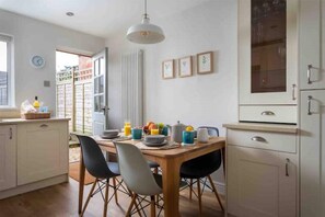 Dining - The Cottage, grade 2 listed with parking (Cirencester)