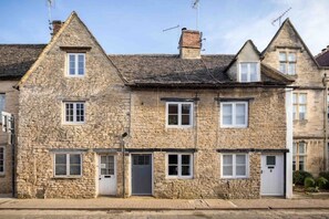 Exterior - The Cottage, grade 2 listed with parking (Cirencester)