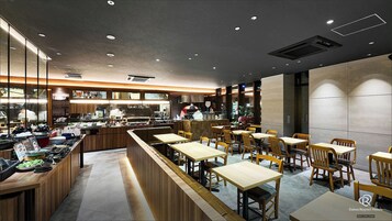 Um restaurante com balcão extenso, cadeiras de madeira e design moderno no teto.