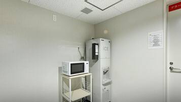 Une petite cuisine équipée d’un four à micro-ondes et d’un réfrigérateur.
