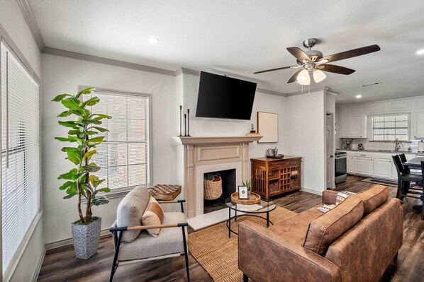 TV, books, offices - Minutes to TCU! Message us for Availiability. (Fort Worth)