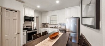 Minutes to TCU!  Modern Model Home. Patio. BBQ.