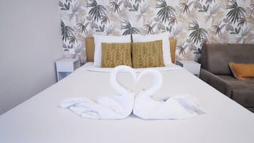 Een strijkplank/strijkijzer, wifi, beddengoed