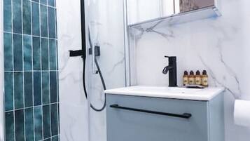 Een haardroger, handdoeken