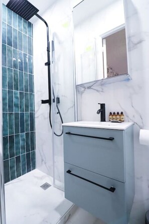 Hair dryer, towels - Studio 4pers#Opera# Musée du Louvre# Place Vendôme (Paris)