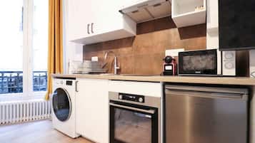 Een microgolfoven, een oven, een koffiezetapparaat/waterkoker