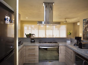 Refrigerador, microondas, parrilla de estufa y utensilios de cocina