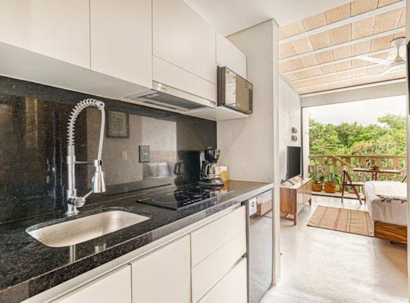 Refrigerador, microondas, parrilla de estufa y utensilios de cocina