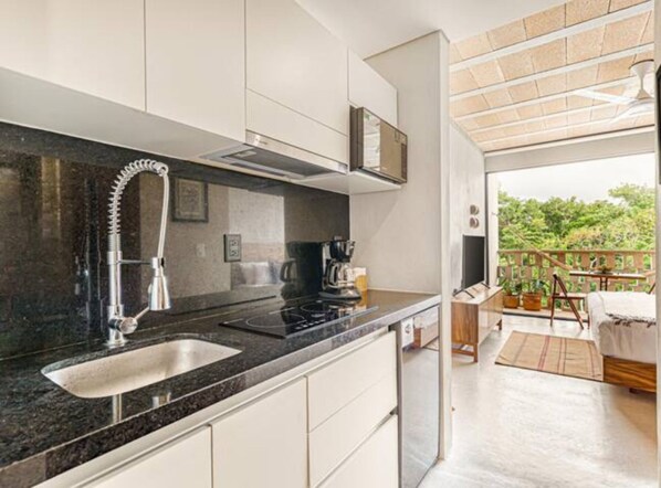 Refrigerador, microondas y utensilios de cocina