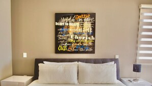 Un lit bien fait, avec du linge de lit blanc, dans une chambre d’hôtel.