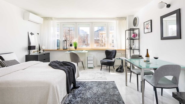 Una habitación de hotel moderna con cama, escritorio y zona de estar.