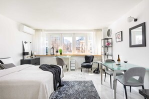 Iron/ironing board, WiFi, bed sheets - Air-conditioned Studio in the Center | Workspace (Warszawa)