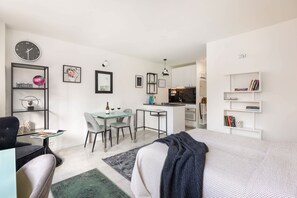 Iron/ironing board, WiFi, bed sheets