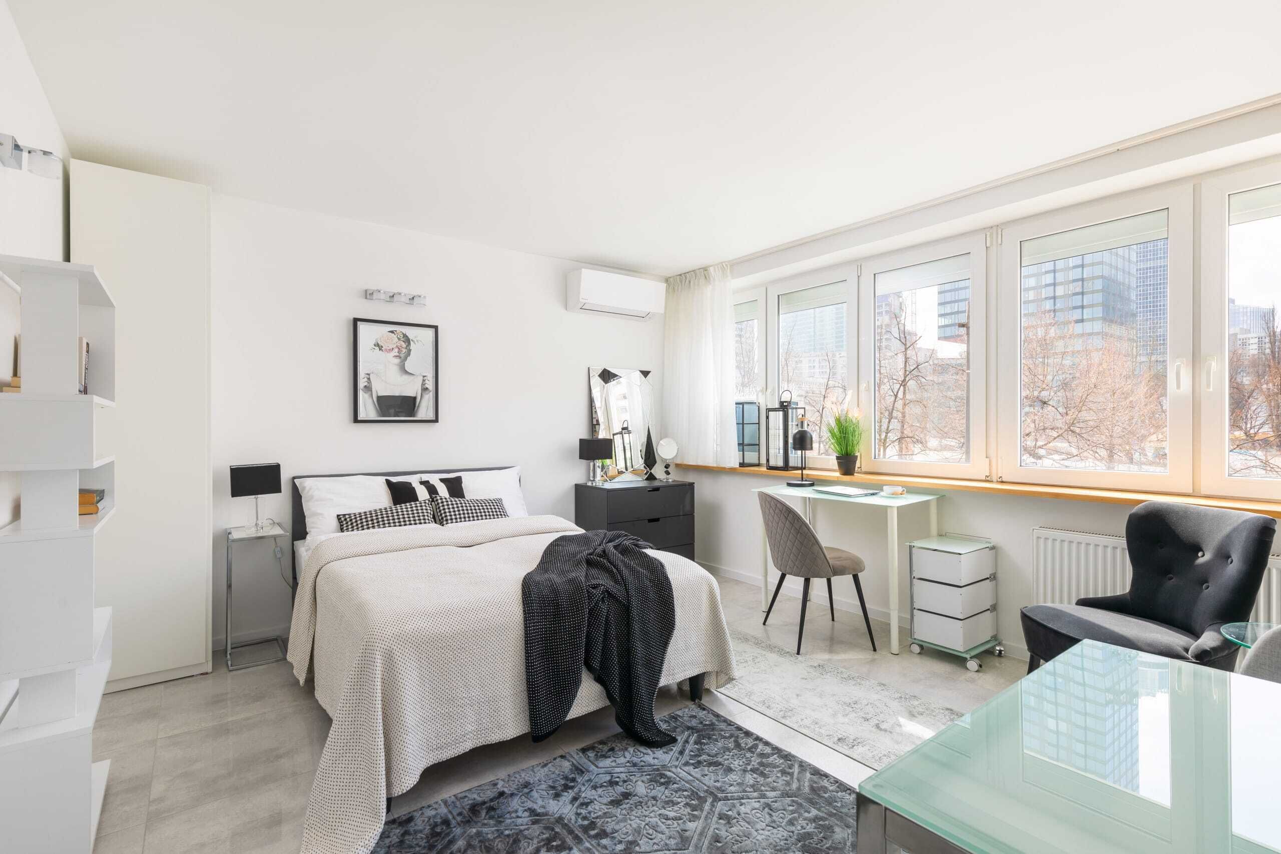 Skrivbord, strykjärn/strykbräda, wi-fi och sängkläder