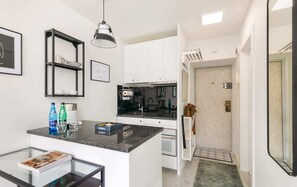 Fridge, oven, stovetop, cookware/dishes/utensils