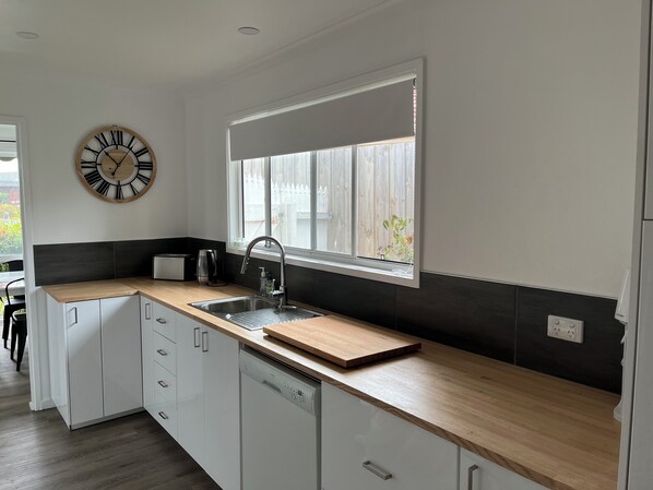 Private kitchen - Clifton Springs cosy bay views home (Clifton Springs)